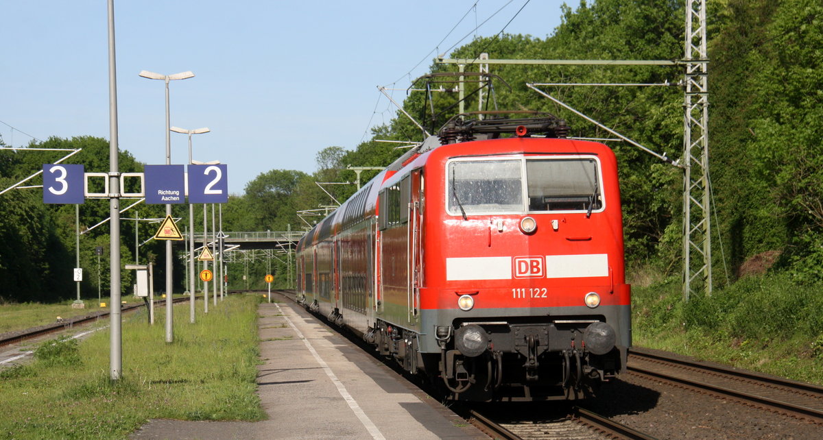 111 122 DB kommt mit einem RE4 Verstärkerzug von Düsseldorf-Hbf nach Aachen-Hbf und kommt aus Richtung Neuss-Hbf,Mönchengladbach-Hbf,Rheydt-Hbf,Wickrath,Beckrath,Herrath,Erkelenz,Baal,Hückelhoven-Baal,Brachelen und fährt in Lindern ein und fährt dann weiter in Richtung Süggerath,Geilenkirchen,Frelenberg,Zweibrüggen,Übach-Palenberg,Rimburg,Finkenrath,Hofstadt,Herzogenrath, Kohlscheid,Richterich,Laurensberg,Aachen-West,Aachen-Schanz,Aachen-Hbf. 
Aufgenommen vom Bahnsteig 2 in Lindern. 
Bei schönem Sonnenschein am Nachmittag vom 15.5.2017. 