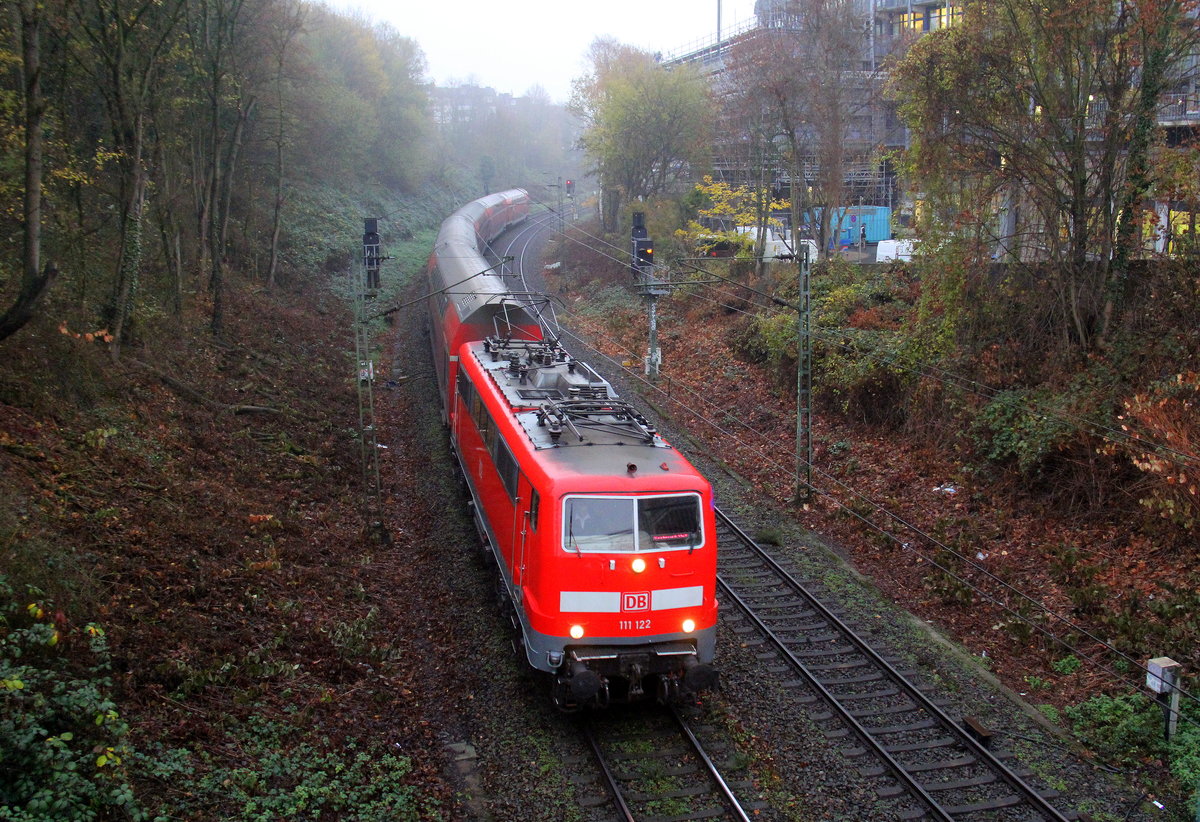 111 122 DB kommt mit dem RE4 von Dortmund-HBf nach Aachen-Hbf und kommt aus Richtung Neuss-Hbf,Mönchengladbach-Hbf,Rheydt-Hbf,Wickrath,Beckrath,Herrath,Erkelenz,Baal,Hückelhoven-Baal,Brachelen,Lindern,Süggerath,Geilenkirchen,Frelenberg,Zweibrüggen,Übach-Palenberg,Rimburg,Finkenrath,Hofstadt,Herzogenrath, Kohlscheid,Richterich,Laurensberg,Aachen-West,Aachen-Schanz und fährt in Richtung Aachen-Hbf. 
Aufgenommen von einer Brücke von der Weberstraße in Aachen.
Bei Regenwetter am Nasskalten Morgen vom 27.11.2018.