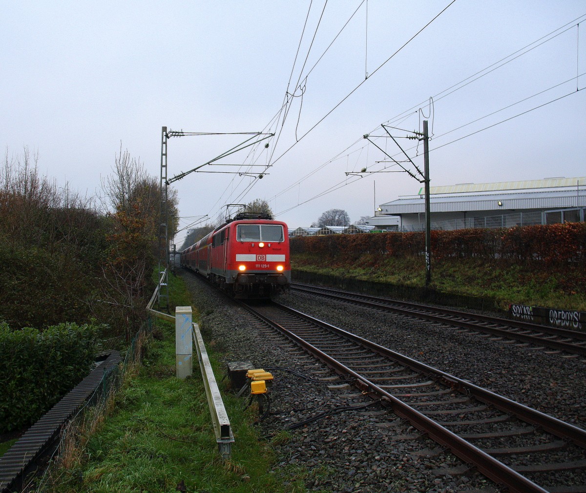 111 125-1 DB kommt die Kohlscheider-Rampe hoch aus Richtung Neuss,Herzogenrath mit dem RE4 aus Dortmund-Hbf nach Aachen-Hbf und fährt durch Kohlscheid in Richtung Richterich,Laurensberg,Aachen-West.
Bei Regenwolken am Kalten Morgen vom 25.11.2015.