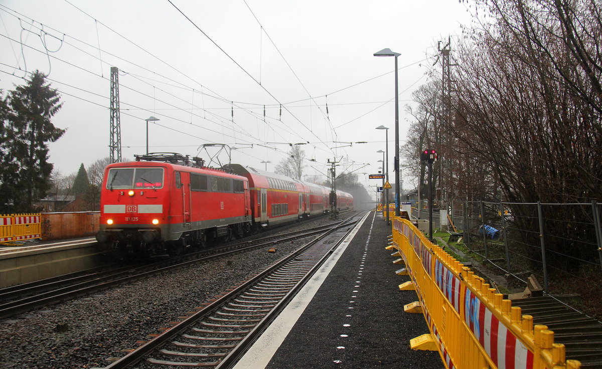 111 125 DB kommt die Kohlscheider-Rampe hoch aus Richtung Neuss,Herzogenrath mit dem RE4 aus Dortmund-Hbf nach Aachen-Hbf und fährt durch Kohlscheid in Richtung Richterich,Laurensberg,Aachen-West,Aachen-Schanz,Aachen-Hbf. 
Aufgenommen vom Bahnsteig 1 in Kohlscheid.
Bei Regenwetter am Nachmittag vom 13.1.2019.