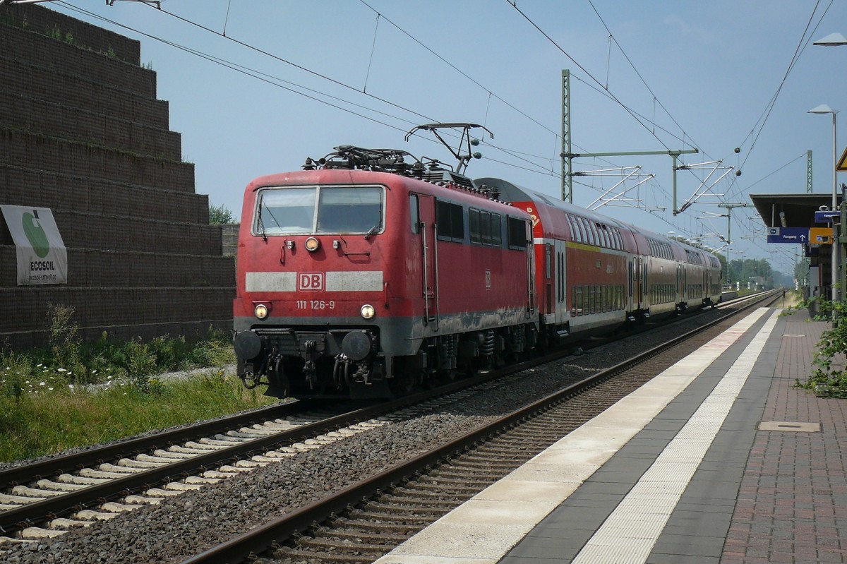 111 126-9 rast mit seinm RE durch den Haltepunkt Allerheiligen in Richtung Köln. Aufgenommen am 26/07/2014.