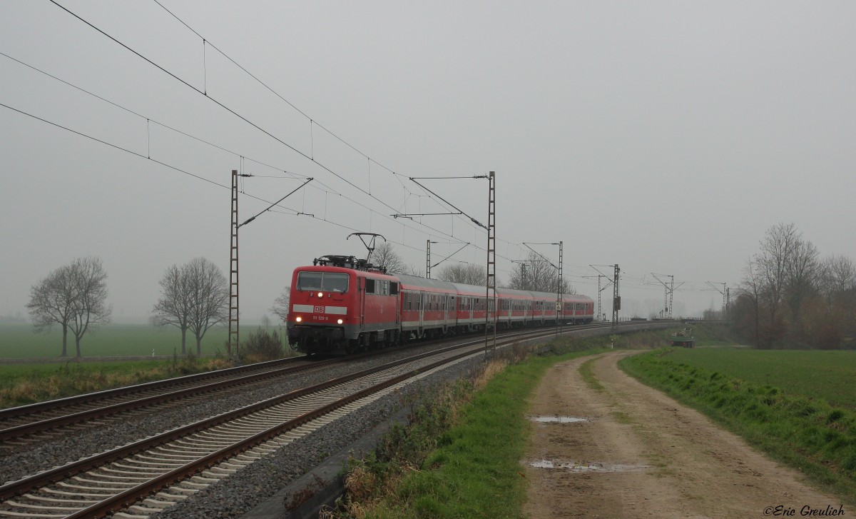 111 126 mit einem Fußballsonderzug von Paderborn nach Bremen am 29.11.14. bei Lüdersen.