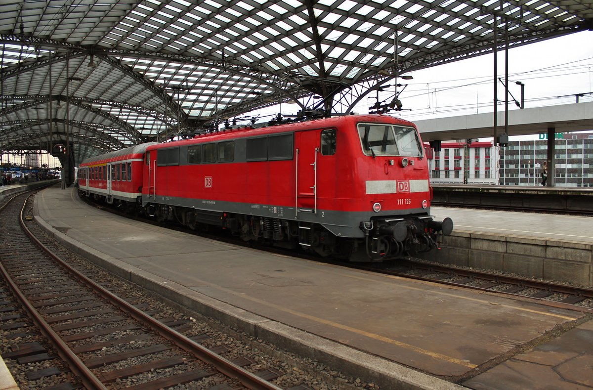111 126 schiebt am 18.8.2017 den RE8 (RE10838)  Rhein-Erft-Express  von Köln Messe/Deutz nach Kaldenkirchen in den Kölner Hauptbahnhof.