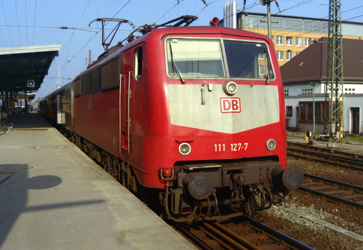 111 127 mit RE 3421 (Bremen–Osnabrck) am 17.03.1999 in Bremen Hbf