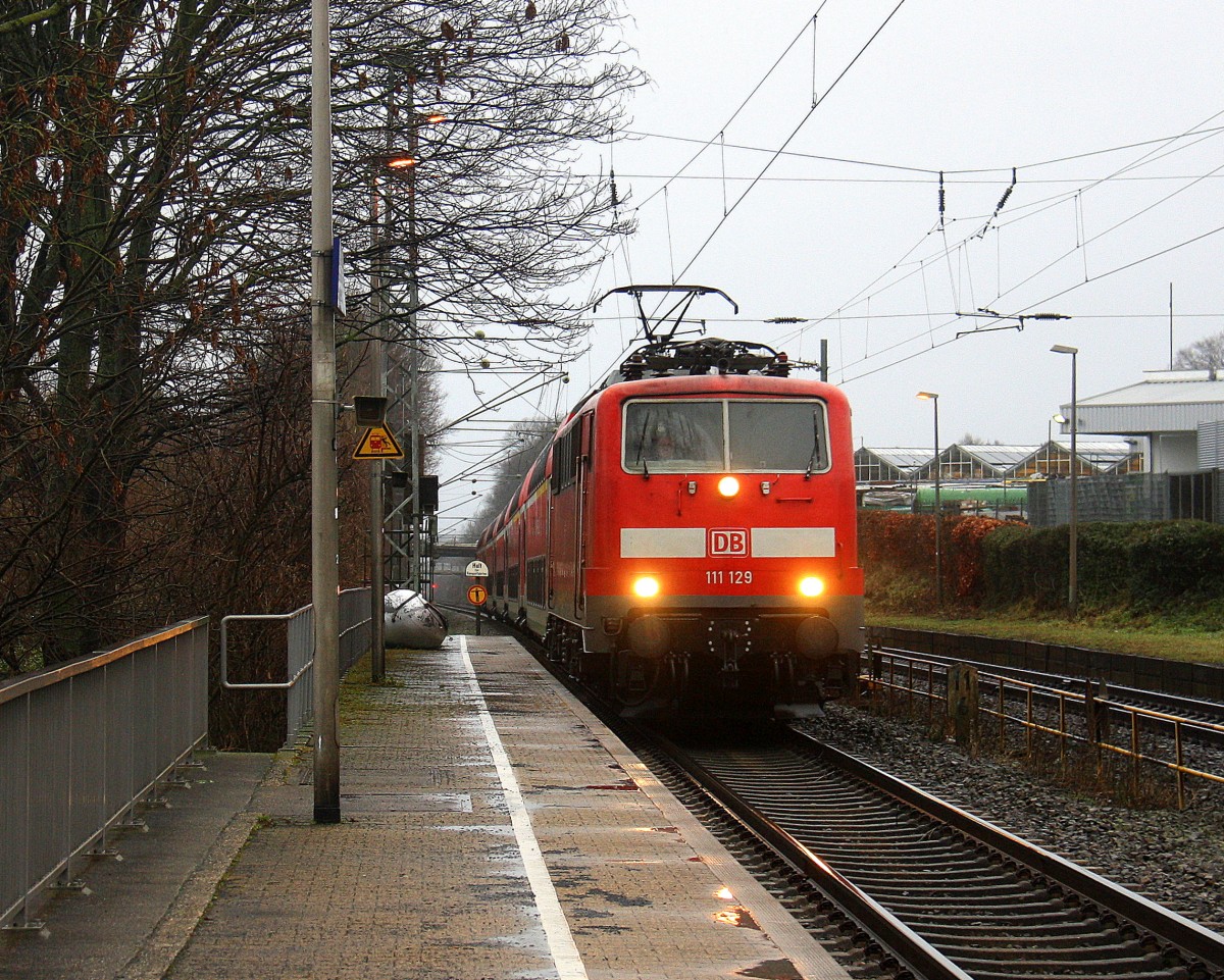 111 129 DB kommt die Kohlscheider-Rampe hoch aus Richtung Neuss,Herzogenrath mit dem RE4 aus Dortmund-Hbf nach Aachen-Hbf und hält in Kohlscheid und fährt dann weiter in Richtung Richterich,Laurensberg,Aachen-West,Aachen-Schanz,Aachen-Hbf. Aufgenommen vom Bahnsteig 2 in Kohlscheid. 
Bei Regenwetter am Morgen vom 2.2.2016.