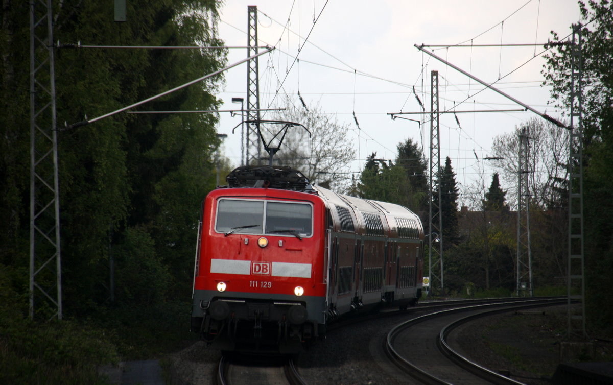 111 129 DB kommt mit einem Verstärkerzug von Düsseldorf-Hbf nach Aachen-Hbf und kommt aus Richtung Neuss-Hbf,Mönchengladbach-Hbf,Rheydt-Hbf,Wickrath,Beckrath,Herrath und fährt in Erkelenz ein und fährt dann weiter in Richtung Baal,Hückelhoven-Baal,Brachelen,Lindern,Süggerrath,Geilenkirchen,Frelenberg,Zweibrüggen,Übach-Palenberg,Rimburg,Finkenrath,Hofstadt,Herzogenrath, Kohlscheid,Richterich,Laurensberg,Aachen-West,Aachen-Schanz,Aachen-Hbf. Aufgenommen vom Bahnsteig 1 in Erkelenz. 
Bei schönem Sonnenschein und Wolken am Abend vom 26.4.2017.