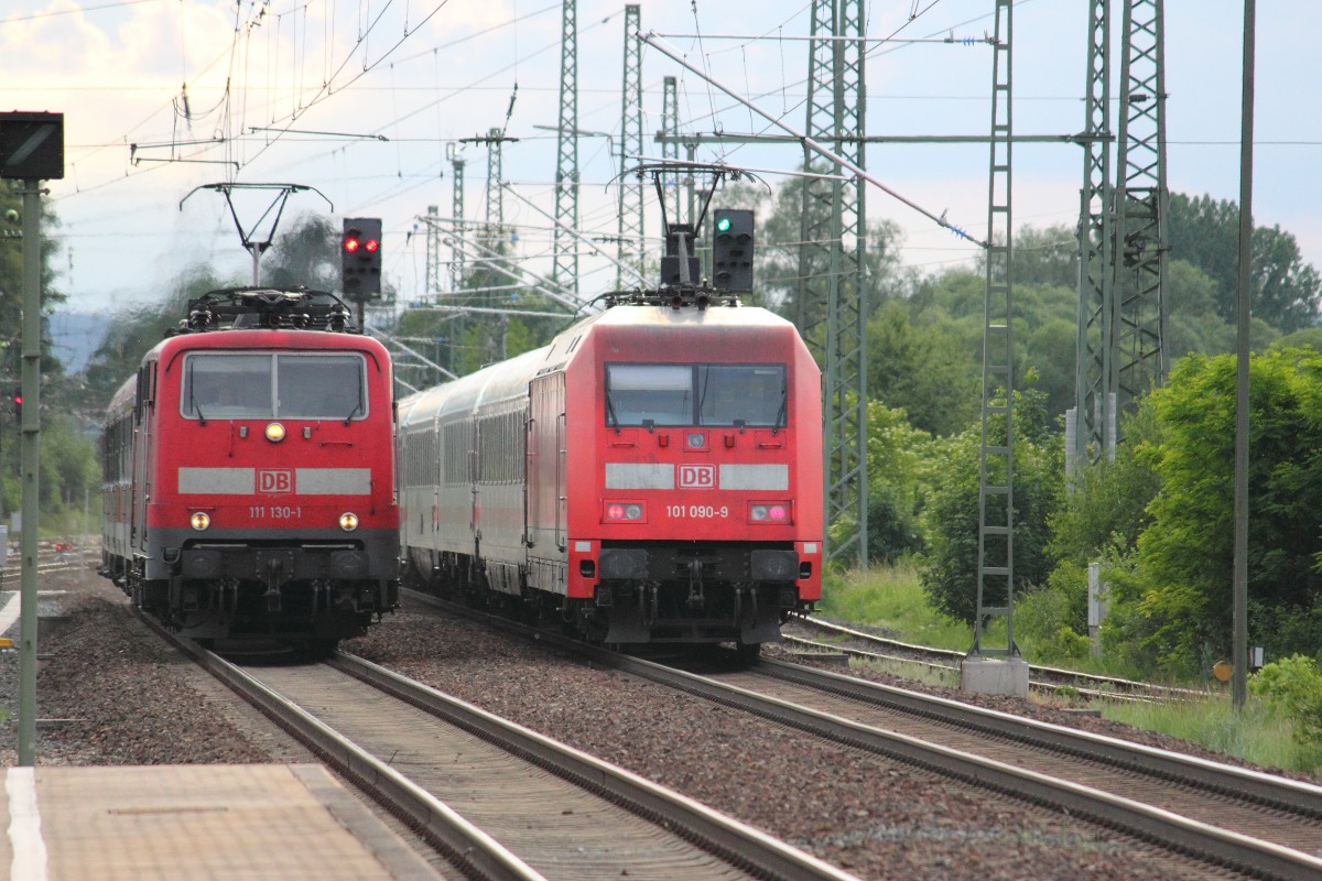 111 130-1 und 101 090-9 in Hochstadt/ Marktzeuln am 12.06.2012.