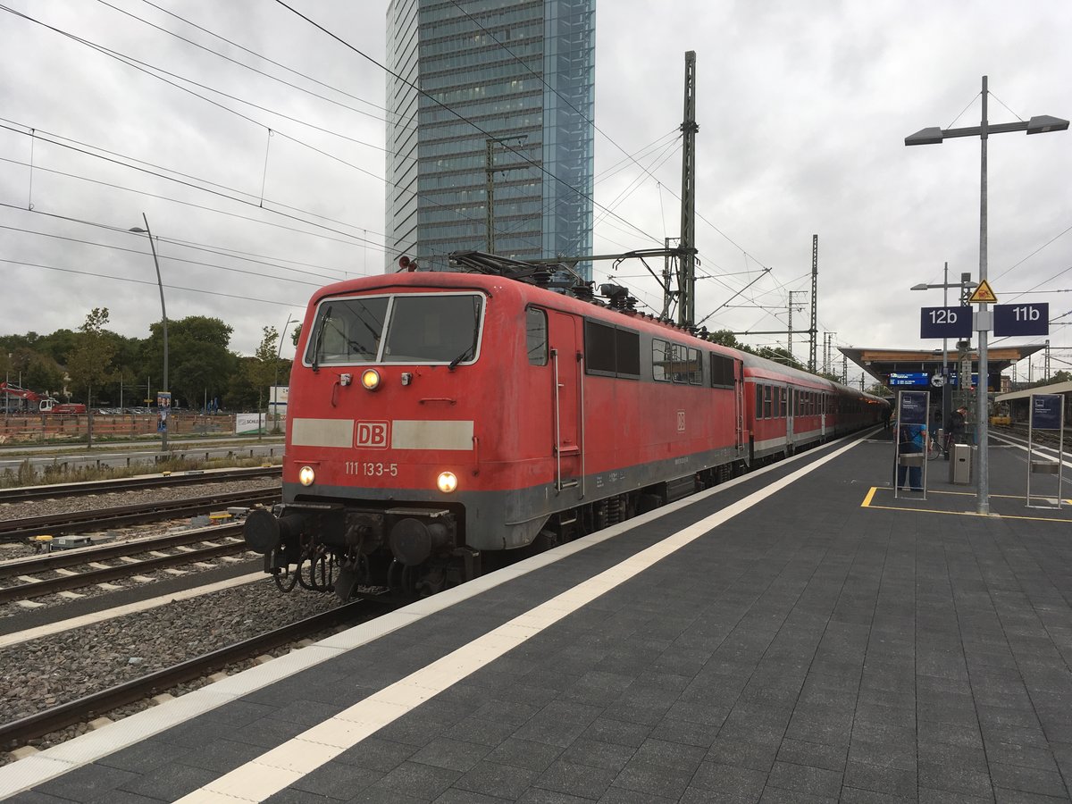 111 133 mit einer Rb nach Karlsruhe Hbf abfahrbereit in Mannheim am 02.10.17