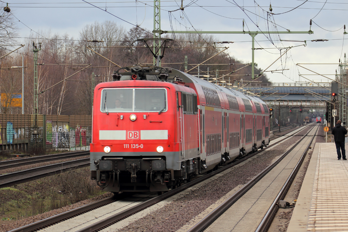 111 135-0 mit RE bei der Durchfahrt in Dedensen-Gümmer 15.2.2014