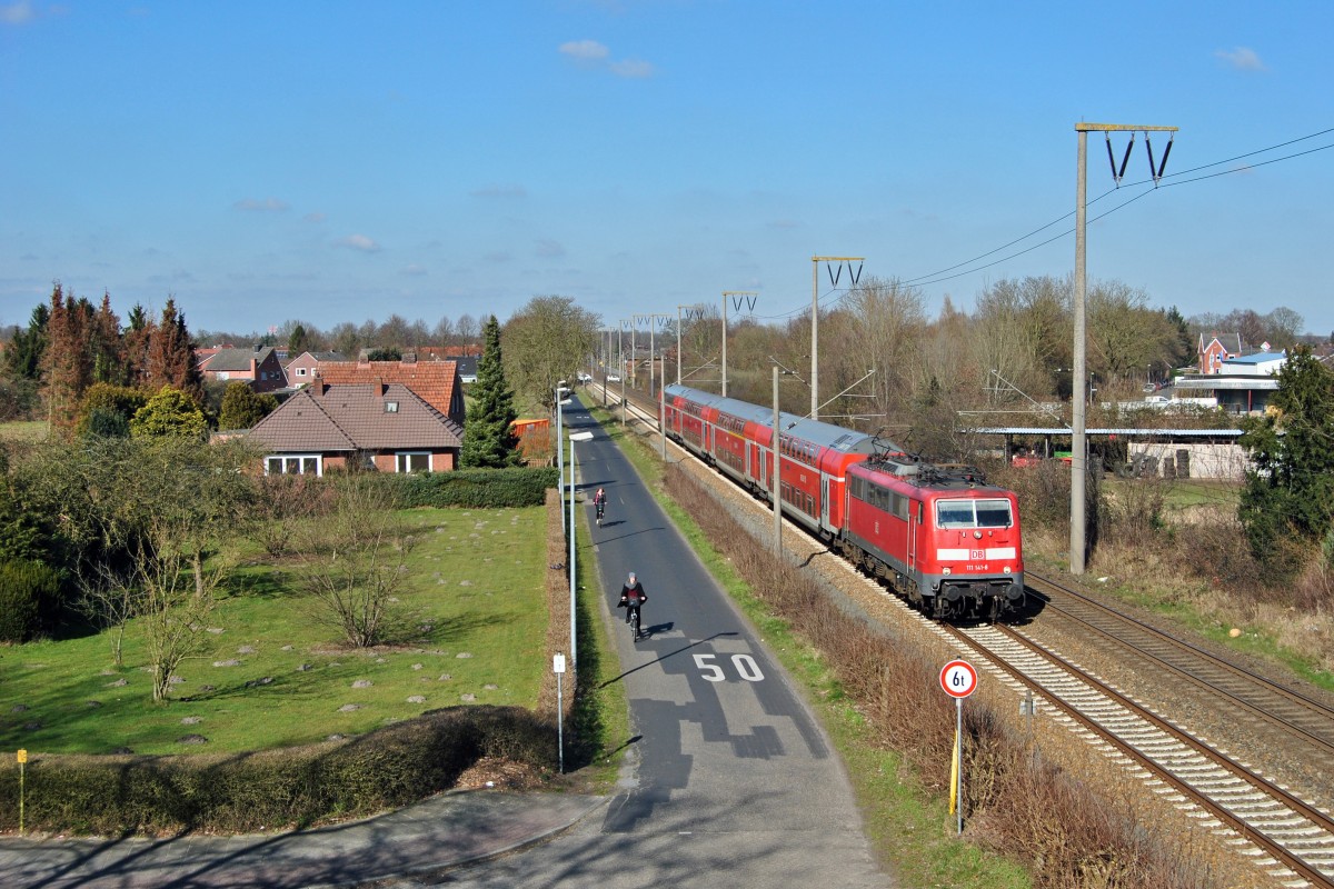 111 141-8 fuhr am 12.03.2015 mit einem RE von Emden nach Münster, hier in Leer.