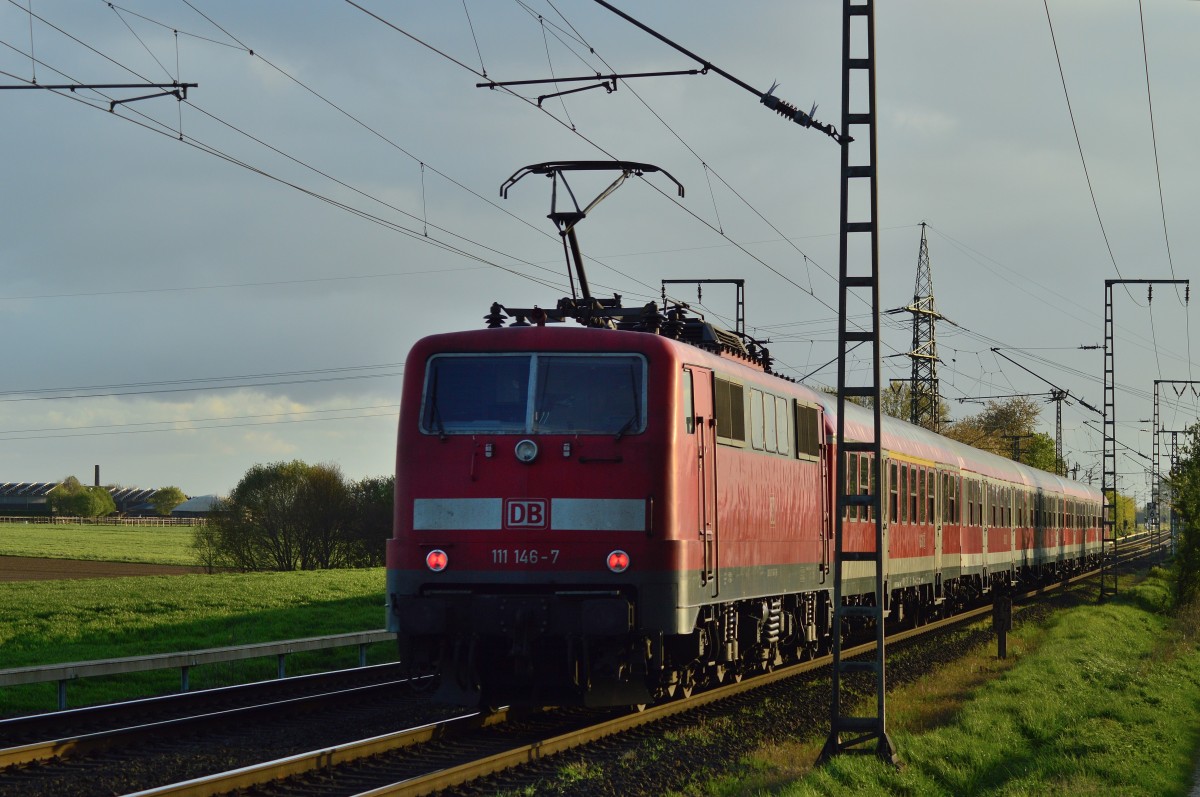 111 146-7 schiebt einen RE4 Verstärkerzug in Richtung Aachen über die Kbs 485 bei Wickrath. 14.4.2014