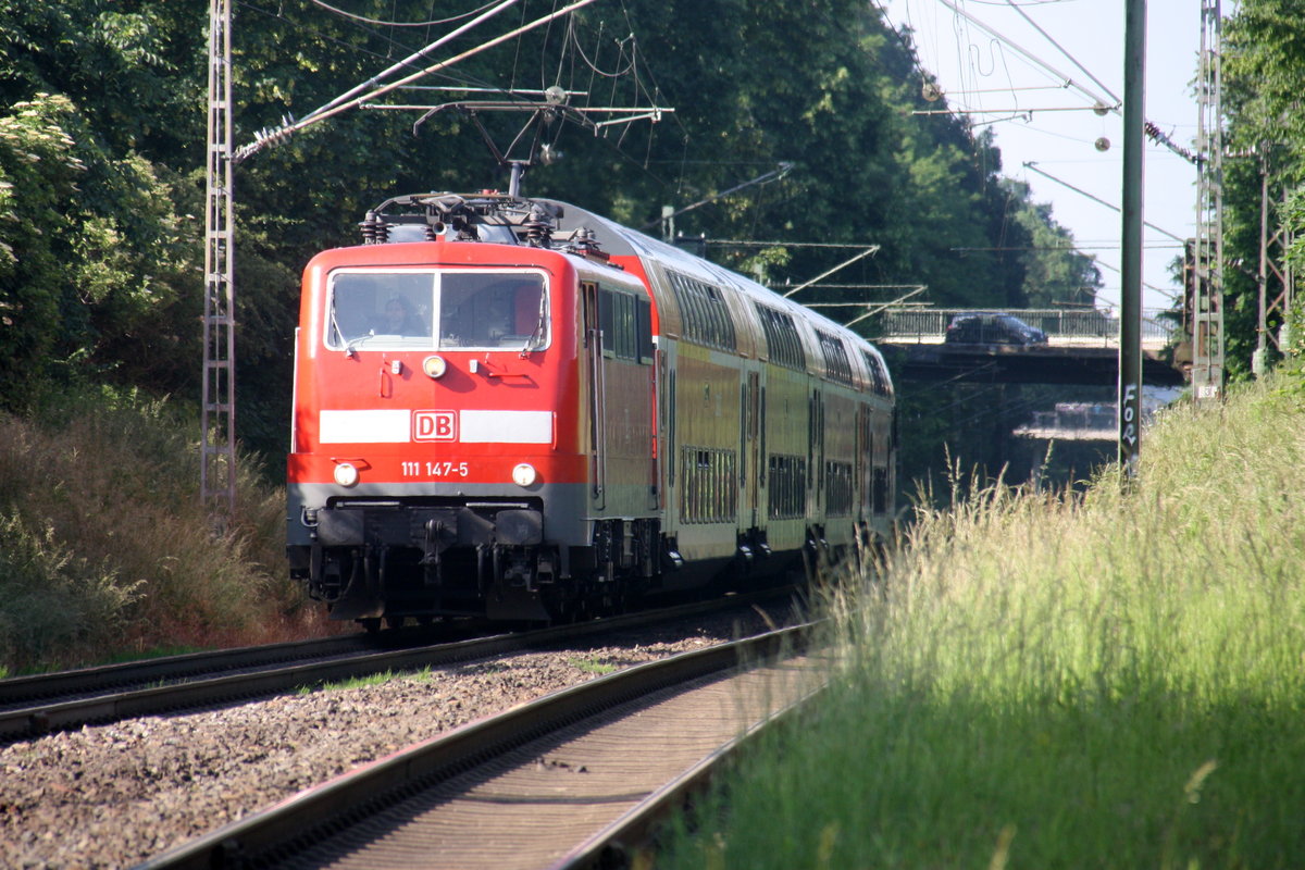 111 147-5 DB  kommt die Kohlscheider-Rampe hoch aus Richtung Neuss,Herzogenrath mit einem RE4 Verstärkerzug aus Düsseldorf-Hbf nach Aachen-Hbf und fährt durch Kohlscheid in Richtung Richterich,Laurensberg,Aachen-West,Aachen-Schanz,Aachen-Hbf. Aufgenommen vom Bahnsteig 1 in Kohlscheid. 
Bei Sommerwetter am Nachmittag vom 9.6.2016.