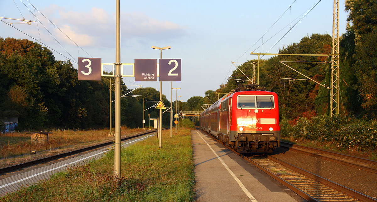 111 147-5 DB kommt mit dem RE4 Verstärkerzug von Mönchengladbach-Hbf nach Aachen-Hbf und kommt aus Richtung Neuss-Hbf,Mönchengladbach-Hbf,Rheydt-Hbf,Wickrath,Beckrath,Herrath,Erkelenz,Baal,Hückelhoven-Baal,Brachelen und fährt in Lindern ein und fährt dann weiter in Richtung Süggerrath,Geilenkirchen,Frelenberg,Zweibrüggen,Übach-Palenberg,Rimburg,Finkenrath,Hofstadt,Herzogenrath, Kohlscheid,Richterich,Laurensberg,Aachen-West,Aachen-Schanz,Aachen-Hbf. 
Aufgenommen vom Bahnsteig 2 in Lindern. 
Am Abend vom 23.9.2016.