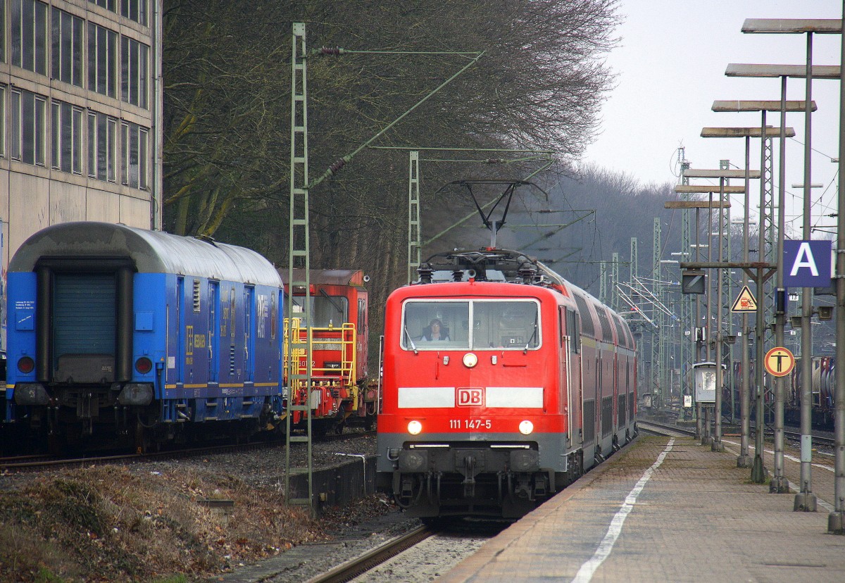 111 147-5 DB zieht den RE4 aus Dortmund-Hbf nach Aachen-Hbf und hält in Aachen-West und fährt in Richtung Aachen-Schanz,Aachen-Hbf.
Aufgenommen vom Bahnsteig in Aachen-West. 
Bei Sonne und Wolken am Kalten Morgen vom 14.3.2016.