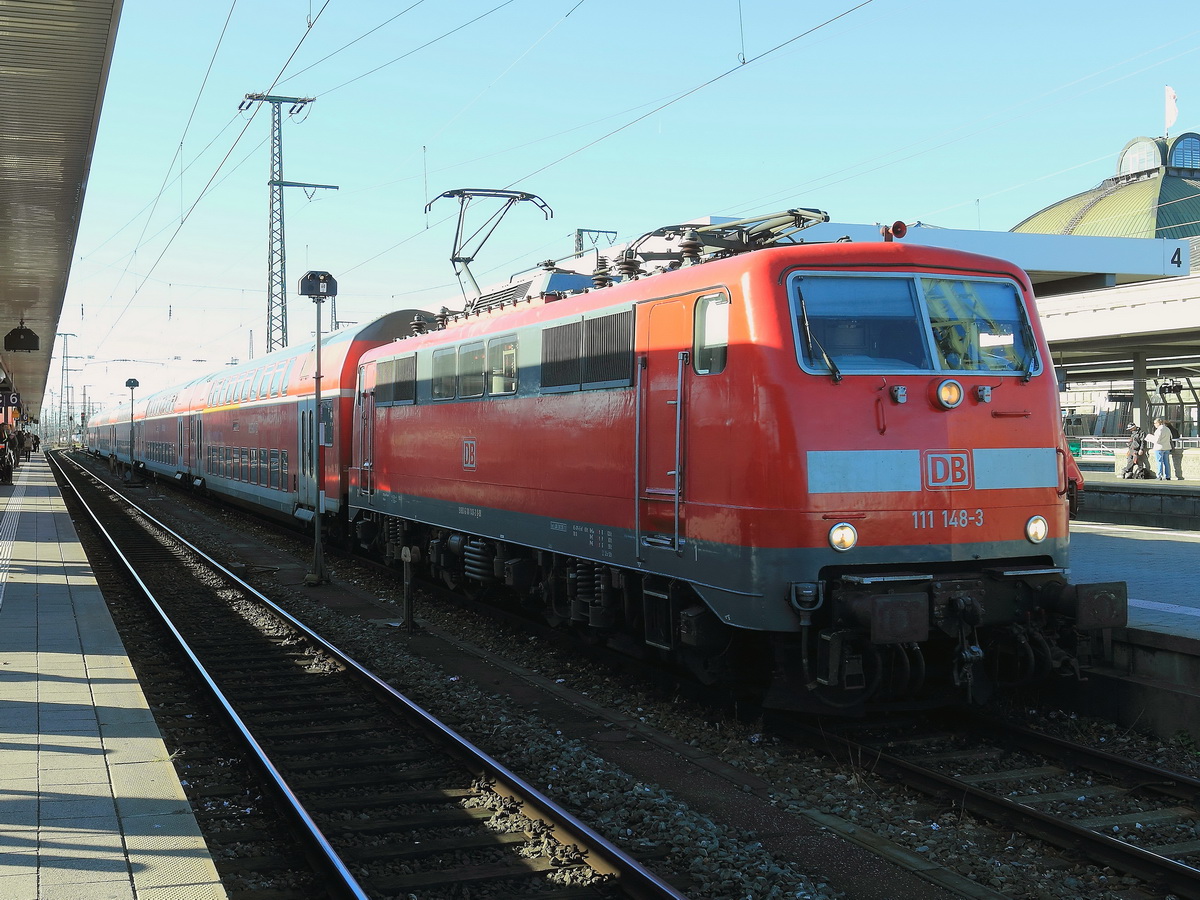 111 148-3 auf Gleis 5 fährt mit dem RB 59092 aus München am 16. November im Nürnberger Hauptbahnhof ein. (bearbeitet)