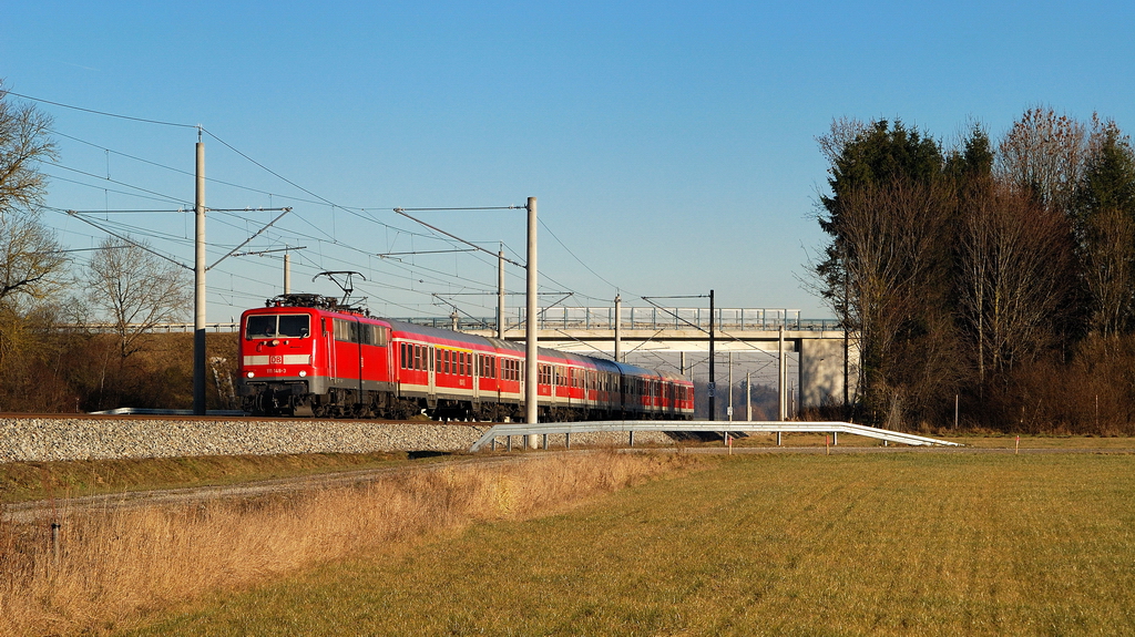 111 148 mit RE 57040 bei Hattenhofen (31.12.2013)