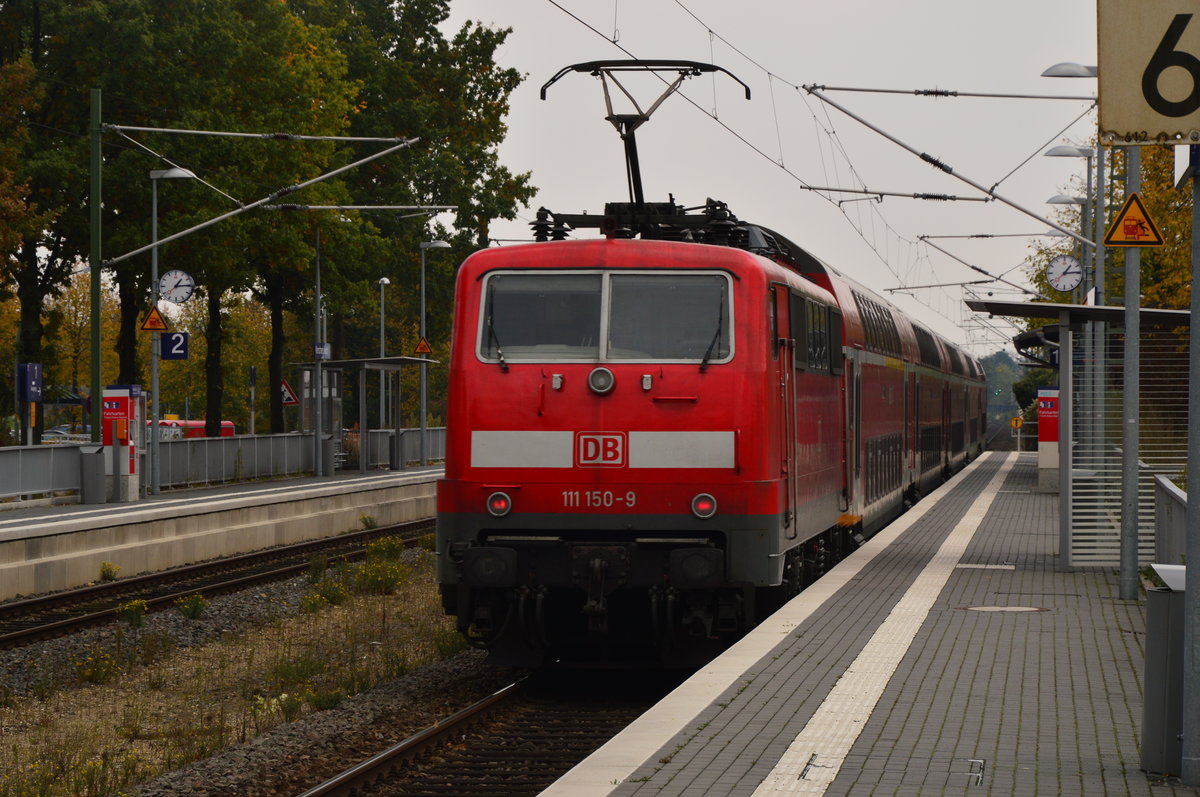 111 150 schiebt einen RE4 nach Dortmund am Samstag den 22.10.2016 durch Korschenbroich.