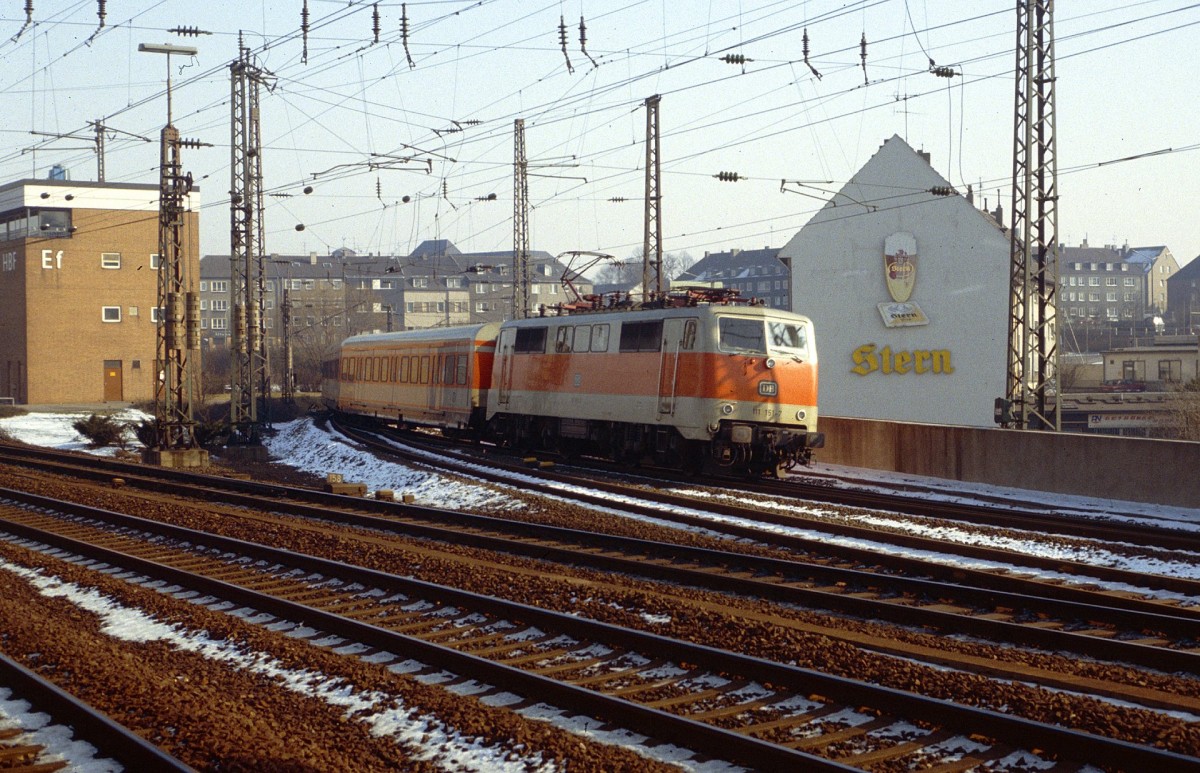 111 151-7 bei der Einfahrt nach Essen Hbf. Die Aufnahme entstand 1982.