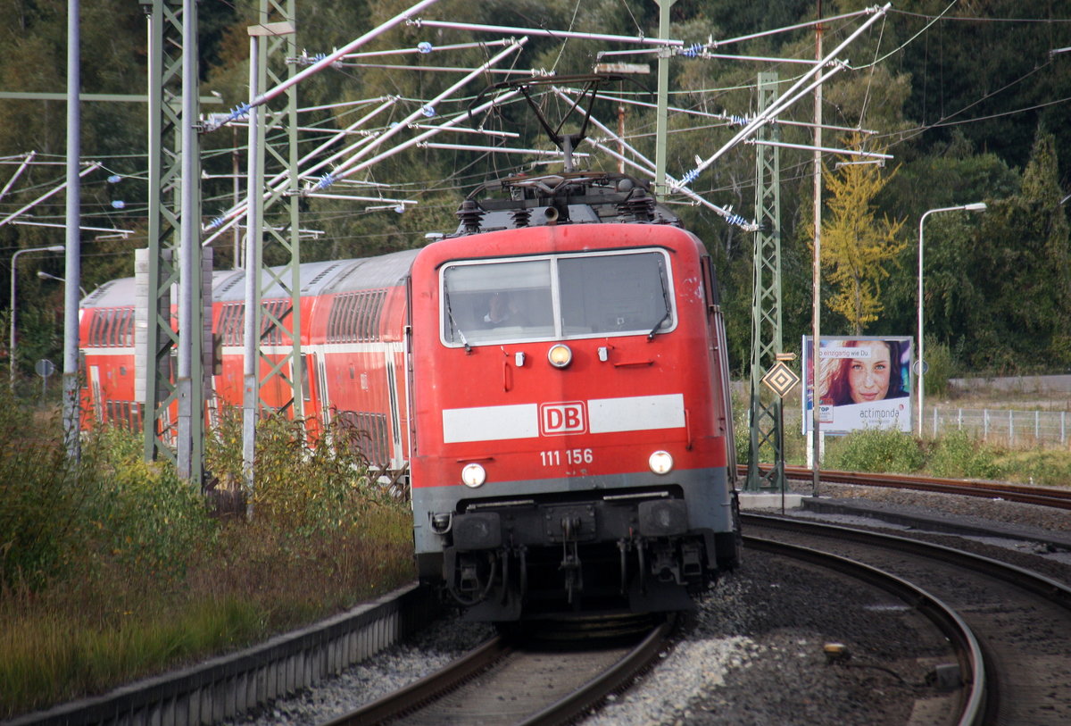 111 156 DB kommt mit dem RE4  von Dortmund-Hbf nach Aachen-Hbf  und kommt aus Richtung Neuss-Hbf,Mönchengladbach-Hbf,Rheydt-Hbf,Wickrath,Beckrath,Herrath,Erkelenz,Baal,Hückelhoven-Baal,Brachelen,Lindern,Süggerrath,Geilenkirchen,Frelenberg,Zweibrüggen,Übach-Palenberg,Rimburg,Finkenrath,Hofstadt und fährt in Herzogenrath ein und hält in Herzogenrath und fährt dann weiter in Richtung Kohlscheid,Richterich,Laurensberg,Aachen-West,Aachen-Schanz,Aachen-Hbf. Aufgenommen am Bahnhof von Herzogenrath. 
Am Nachmittag vom 13.10.2016.