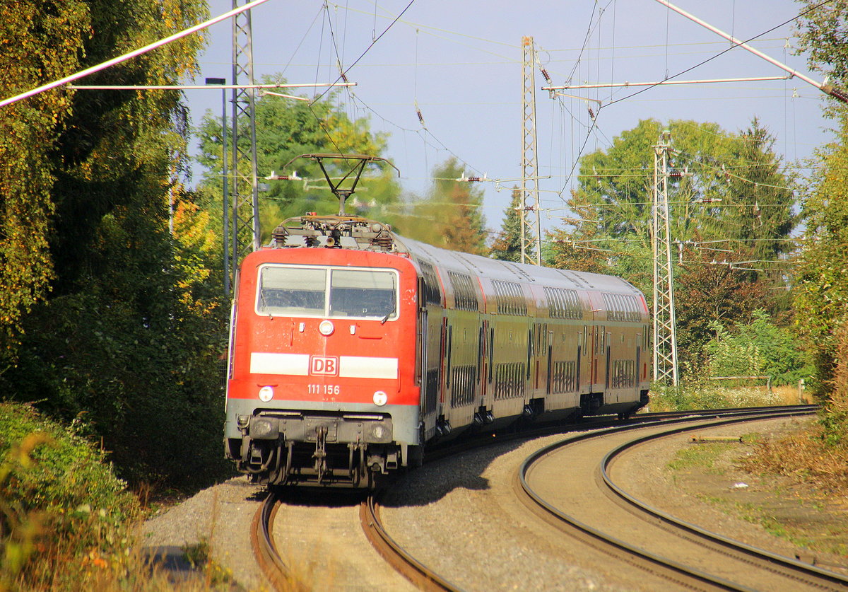 111 156 DB kommt mit dem RE4 von Dortmund-HBf nach Aachen-Hbf und kommt aus Richtung Neuss-Hbf,Mönchengladbach-Hbf,Rheydt-Hbf,Wickrath,Beckrath,Herrath und fährt in Erkelenz ein und fährt dann weiter in Richtung Baal,Hückelhoven-Baal,Brachelen,Lindern,Süggerrath,Geilenkirchen,Frelenberg,Zweibrüggen,Übach-Palenberg,Rimburg,Finkenrath,Hofstadt,Herzogenrath, Kohlscheid,Richterich,Laurensberg,Aachen-West,Aachen-Schanz,Aachen-Hbf. 
Aufgenommen vom Bahnsteig 1 in Erkelenz.
Bei schönem Herbstwetter am Nachmittag vom 15.10.2016. 