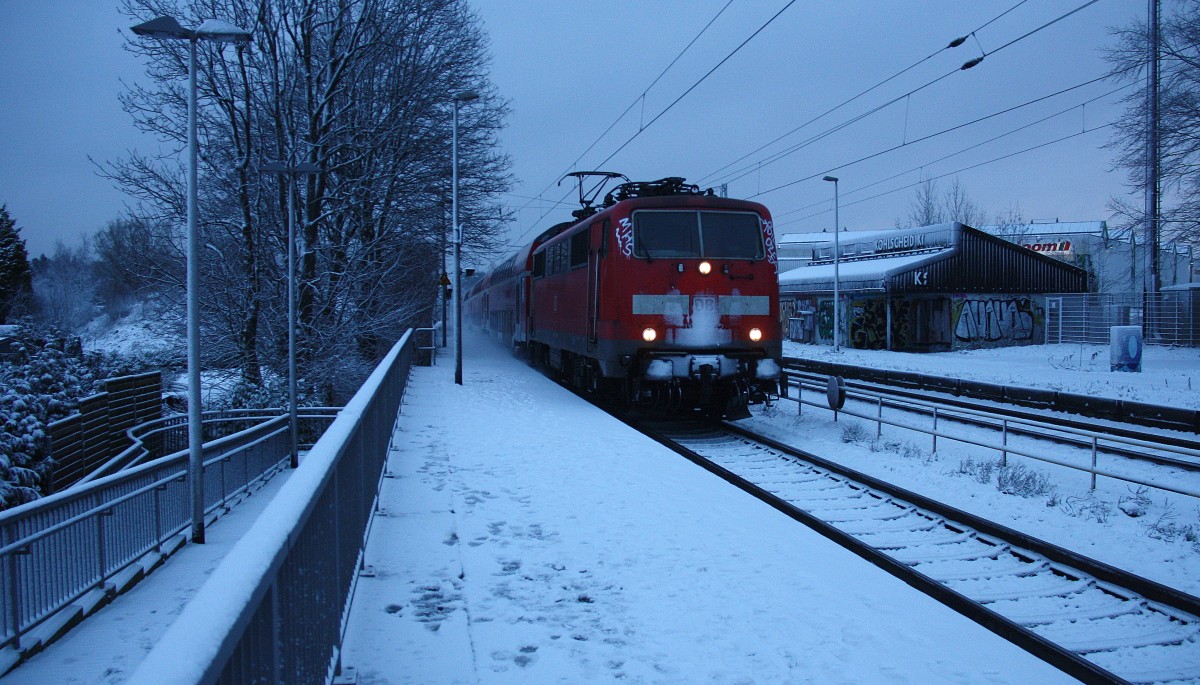 111 158-2 DB kommt bei Schnee die Kohlscheider-Rampe hoch aus Richtung Neuss,Herzogenrath mit einem RE4 aus Dortmund-Hbf-Aachen-Hbf und fährt durch Kohlscheid in Richtung Richterich,Laurensberg,Aachen-West.
Am Kalten Morgen vom 30.1.2015.