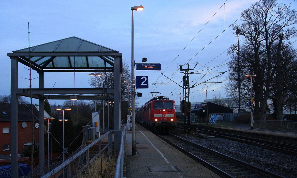 111 158-2 DB kommt die Kohlscheider-Rampe hoch aus Richtung Neuss,Herzogenrath mit einem RE4 aus Dortmund-Hbf-Aachen-Hbf und fährt durch Kohlscheid in Richtung Richterich,Laurensberg,Aachen-West. 
Bei Sonne und Wolken am Morgen vom 19.1.2015.