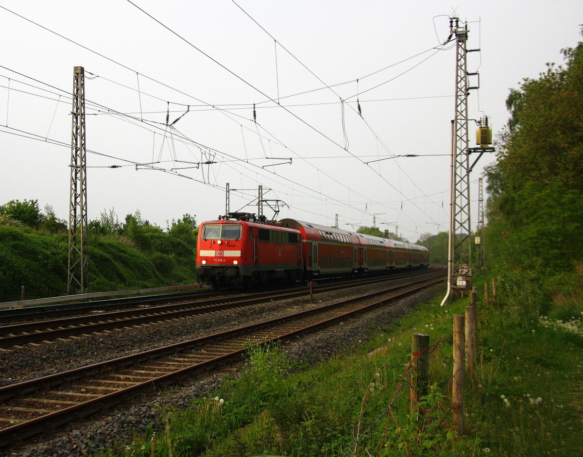 111 158-2 DB kommt mit dem RE4 Wupper-Express) Dortmund-Hbf-Aachen-Hbf aus Richtung Neuss,Herzogenrath,Kohlscheid und fährt in Richtung Aachen-West.
Aufgenommen bei Wilsberg in Kohlscheid bei schöner Abendsonne am Abend vom 30.4.2014.