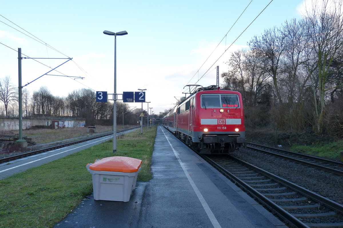 111 158 DB kommt mit dem RE4 Verstärkerzug von Düsseldorf-Hbf nach Aachen-Hbf und kommt aus Richtung Neuss-Hbf,Mönchengladbach-Hbf,Rheydt-Hbf,Wickrath,Beckrath,Herrath und fährt in Erkelenz ein und fährt dann weiter in Richtung Baal,Hückelhoven-Baal,Brachelen,Lindern,Süggerath,Geilenkirchen,Frelenberg,Zweibrüggen,Übach-Palenberg,Rimburg,Finkenrath,Hofstadt,Herzogenrath, Kohlscheid,Richterich,Laurensberg,Aachen-West,Aachen-Schanz,Aachen-Hbf. 
Aufgenommen vom Bahnsteig 2 in Lindern. 
Am Kalten Nachmittag vom 1.2.2018.