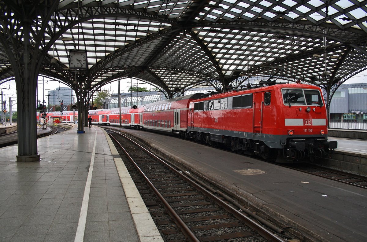111 158 schiebt am 1.7.2017 den RE9 (RE10919)  Rhein-Sieg-Express  von Aachen Hauptbahnhof nach Siegen aus dem Kölner Hauptbahnhof.