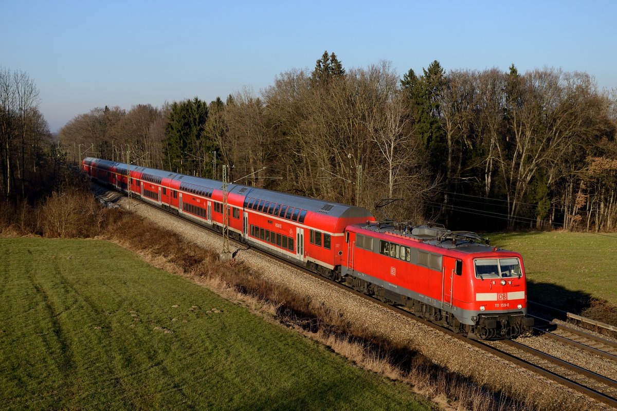 111 159 mit einem RE nach Salzburg am 13. Dezember 2013 bei Gutmart. 