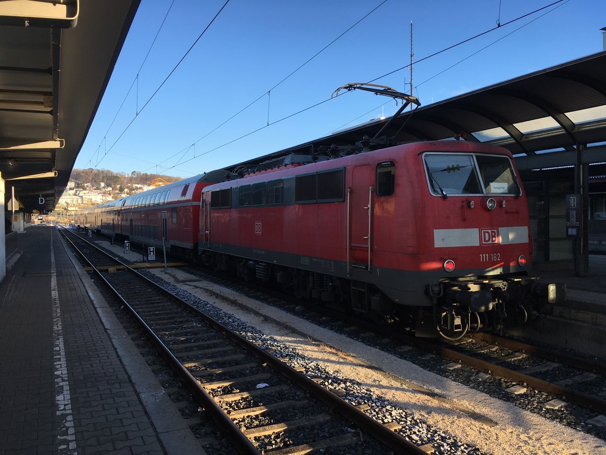 111 162 mit einer RB nach Stuttgart Hbf abfahrbereit am 29.12.2017 in Ulm Hbf.