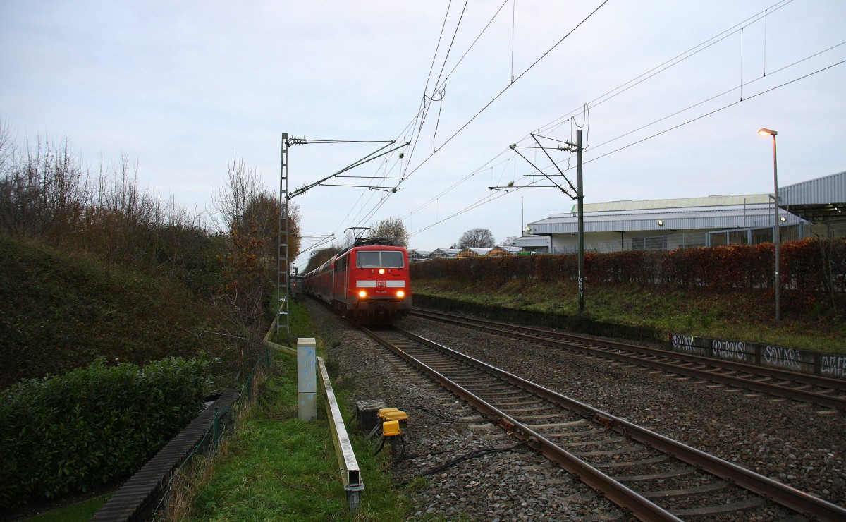 111 169 DB kommt die Kohlscheider-Rampe hoch aus Richtung Neuss,Herzogenrath mit dem RE4 aus Dortmund-Hbf nach Aachen-Hbf und fährt durch Kohlscheid in Richtung Richterich,Laurensberg,Aachen-West. 
Bei Wolken am Morgen vom 2.12.2015.