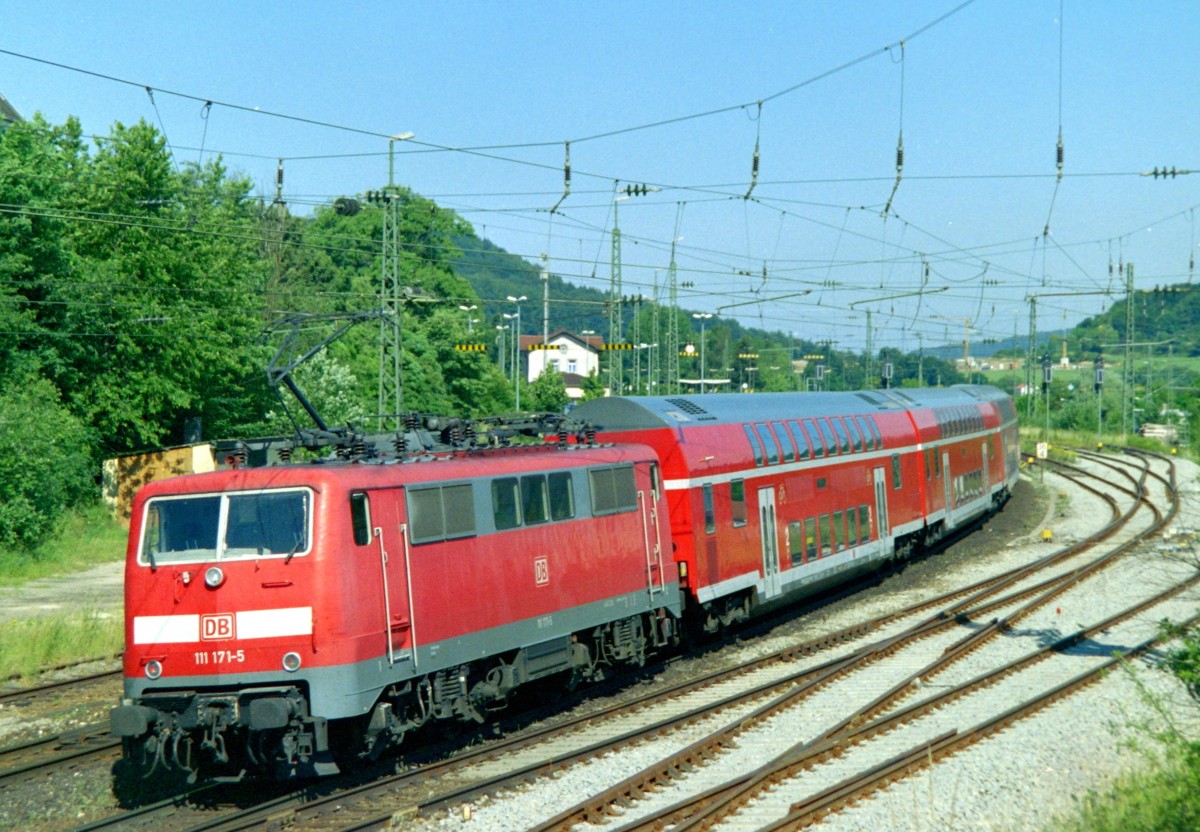 111 171 mit RE 4244 (Mnchen Hbf–Regensburg–Nrnberg Hbf) am 04.07.2006 in Parsberg
