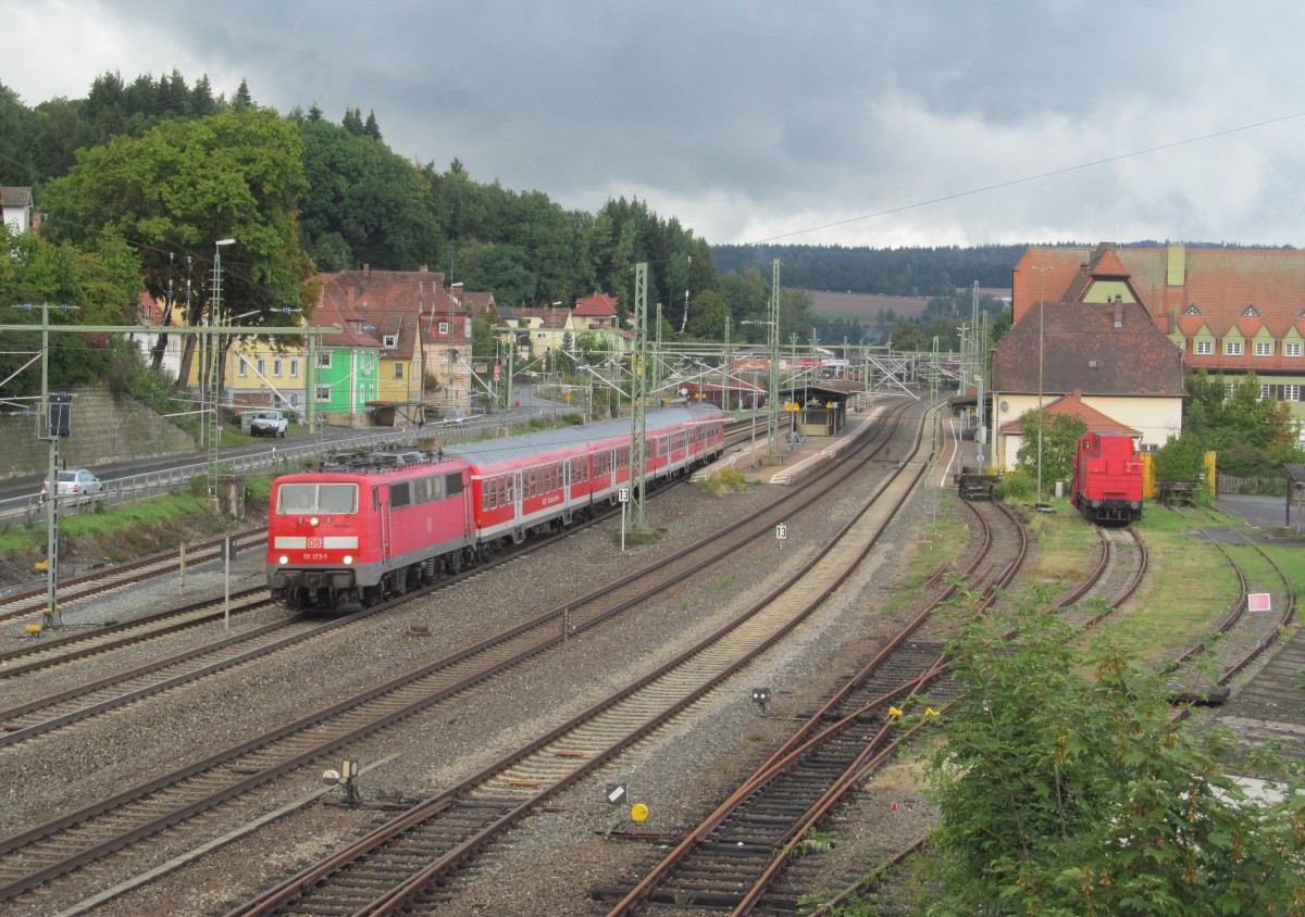 111 173-1 zieht am 12. September 2013 eine Regionalbahn nach Hochstadt-Marktzeuln aus Kronach heraus.