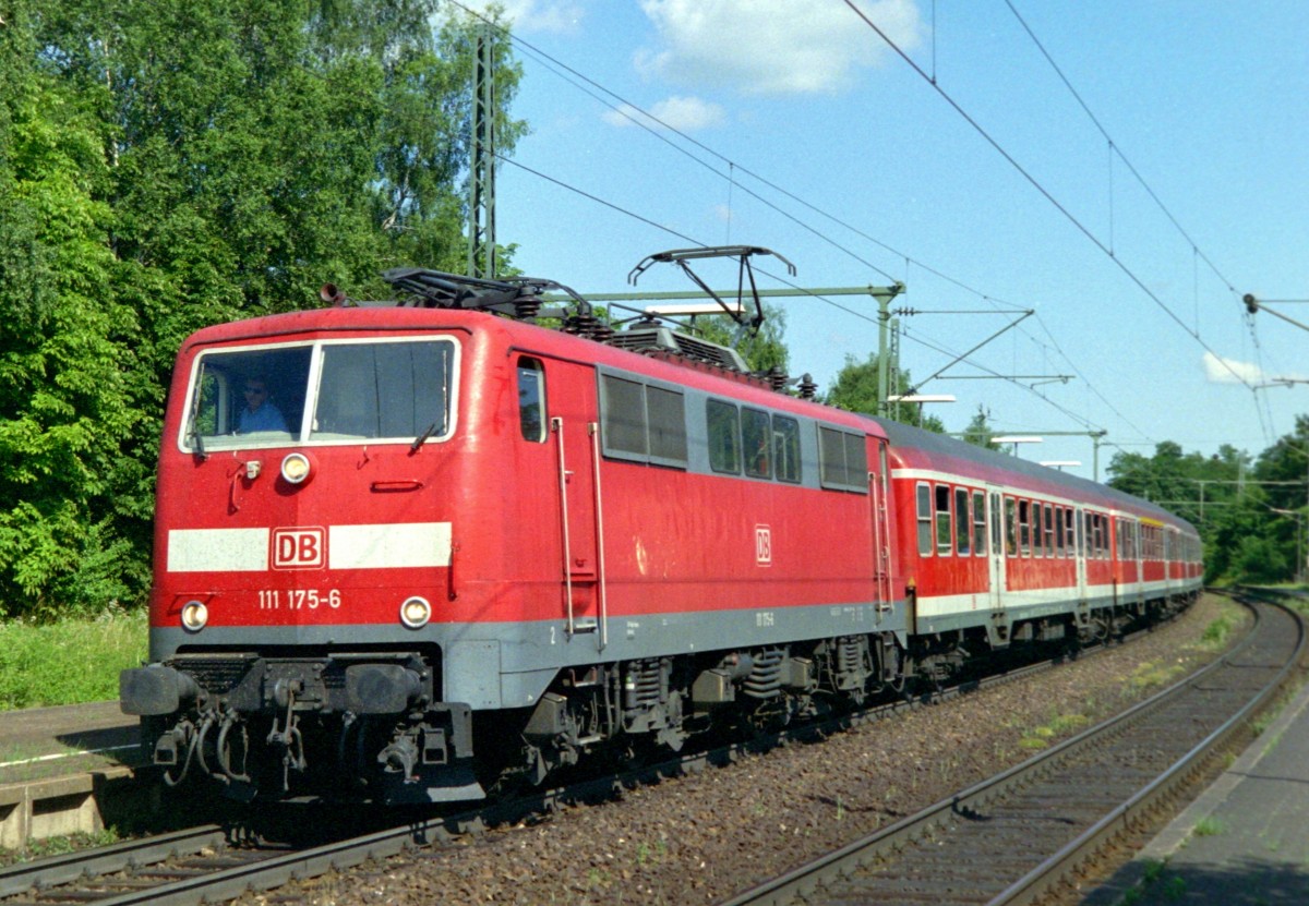 111 175 mit RB 32122 (Plattling–Neumarkt [Opf]) am 04.07.2006 in Seubersdorf