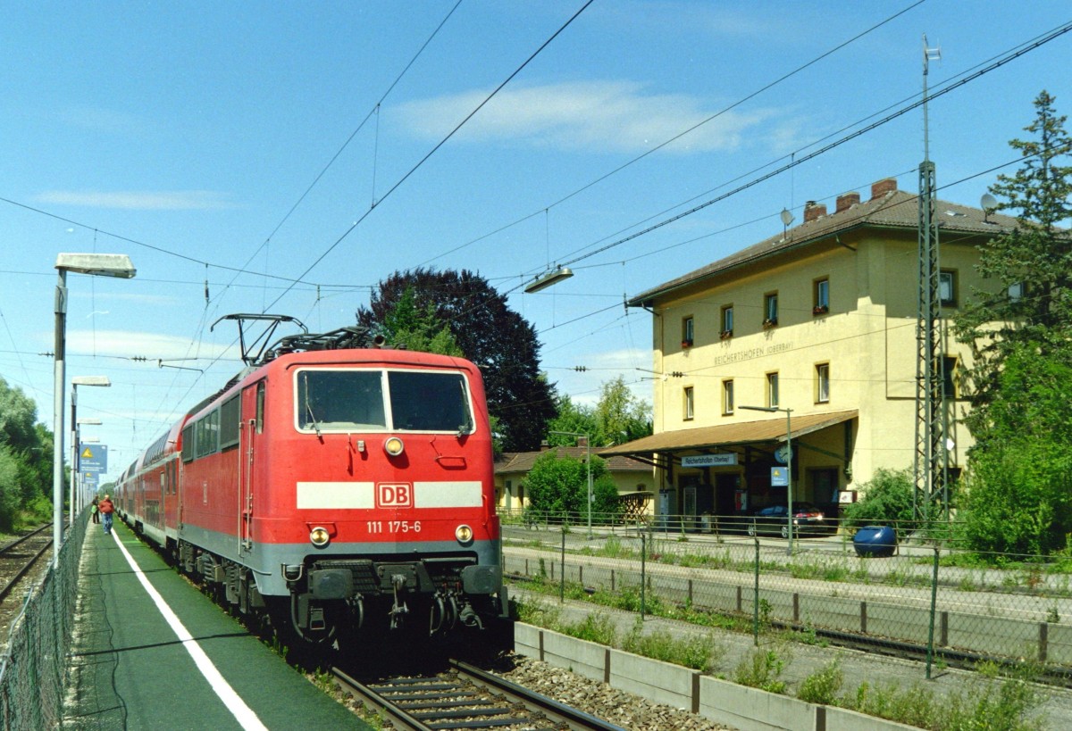 111 175 mit RE 35933 (Nrnberg Hbf–Mnchen Hbf) am 07.07.2007 in Reichertshofen (Oberbay). Im Rahmen einer Linienverbesserung der Strecke Ingolstadt–Mnchen wurden die hier gezeigten Anlagen durch den neuen Bahnhof Baar-Ebenhausen ersetzt.