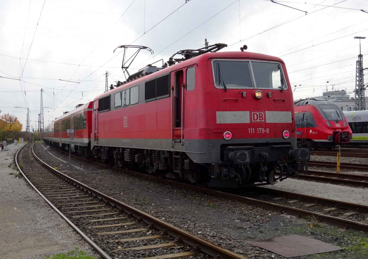 111 179-8 vor der Bereitstellung mit RE nach Aschaffenburg am 18. Oktober 2015 in Bamberg.