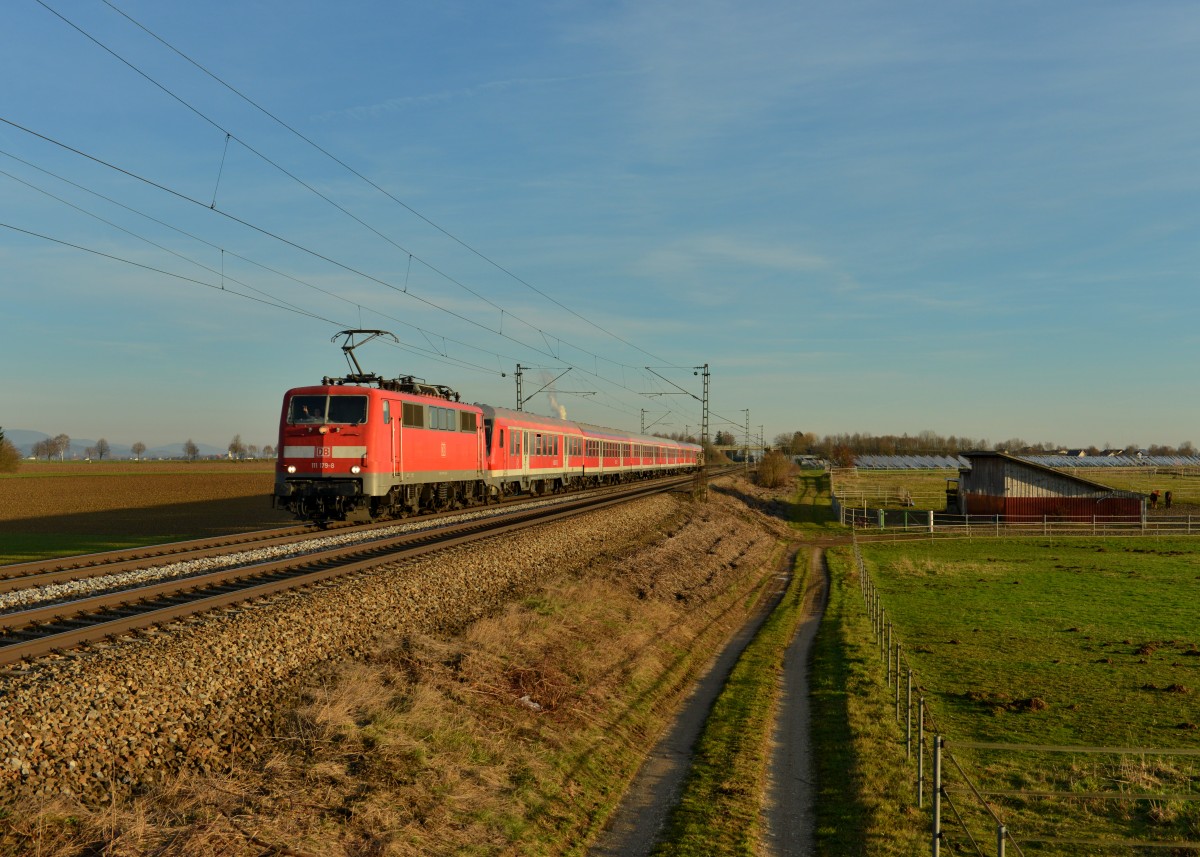 111 179 mit einem Flüchtlingszug am 26.12.2015 bei Stephansposching. 