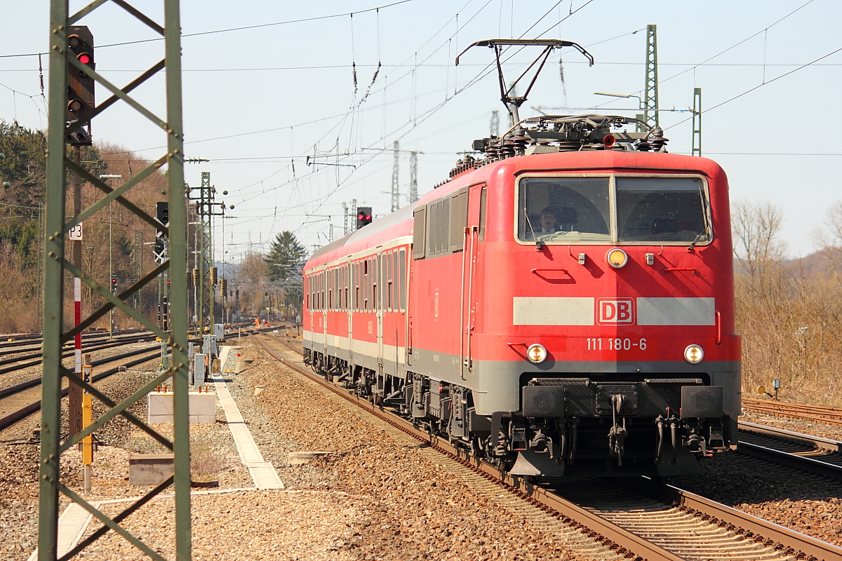 111 180-6 DB Regio in Hochstadt/ Marktzeuln am 19.10.2012. (Bahnsteigbild)