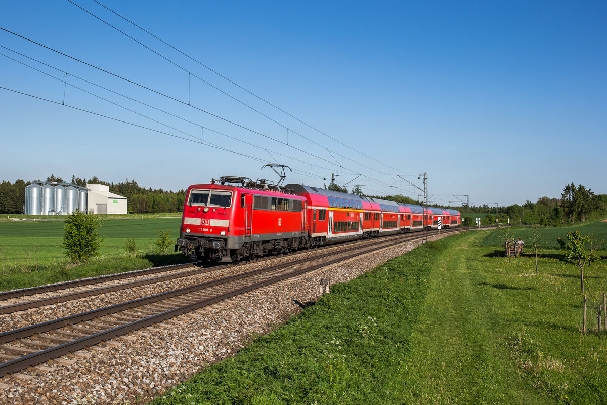111 180 fährt mit einem RE bei Batzhausen in Richtung Nürnberg, aufgenommen am 17. Mai 2017.