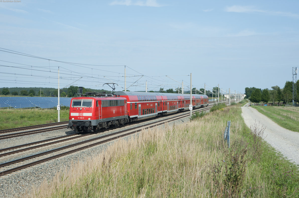 111 182-2 mit dem RE 57030 von München Hbf nach Augsburg Hbf bei Hattenhofen, 22.08.2017