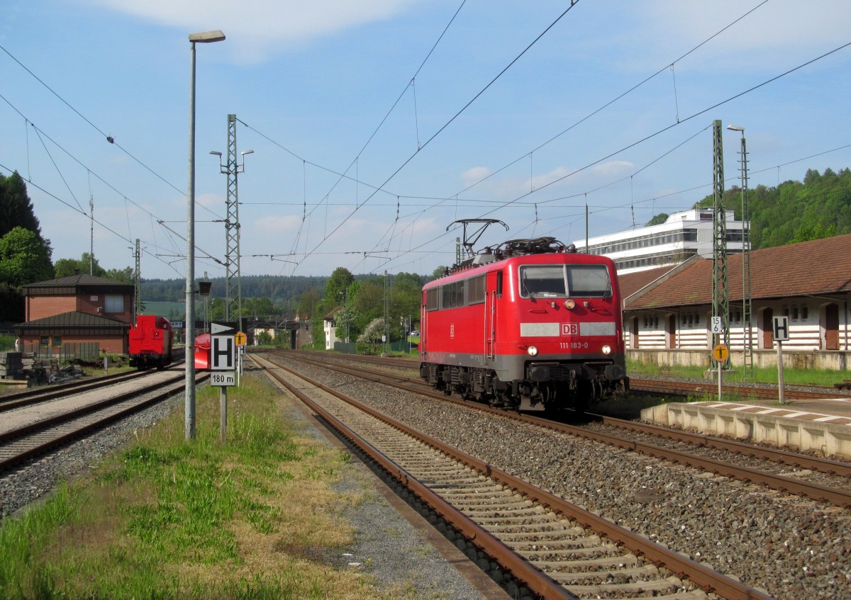 111 183-0 rollt am 05. Mai 2014 solo über Gleis 3 durch den Bahnhof Kronach.