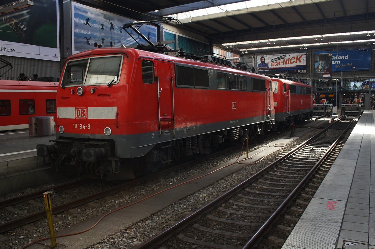 111 184-8 und 111 056-8 stehen am Morgen des 15.8.2017 im Münchener Hauptbahnhof.