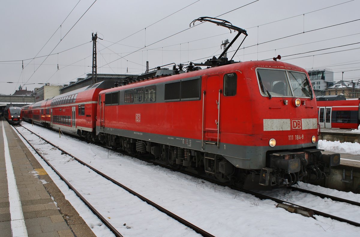 111 184-8 steht am 7.1.2019 mit dem RE4857 von Nürnberg Hauptbahnhof im Münchener Hauptbahnhof. 