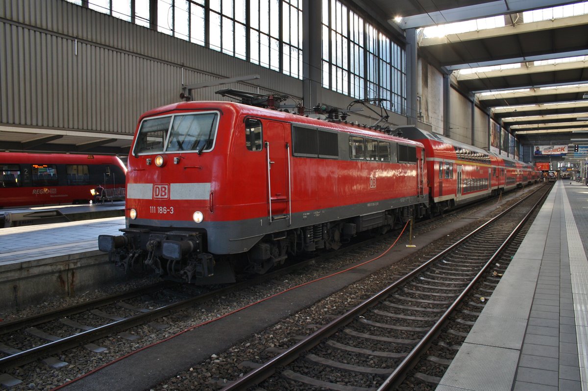 111 186-3 steht am 14.8.2017 mit dem RE4852 nach Nürnberg Hauptbahnhof im Münchener Hauptbahnhof bereit.