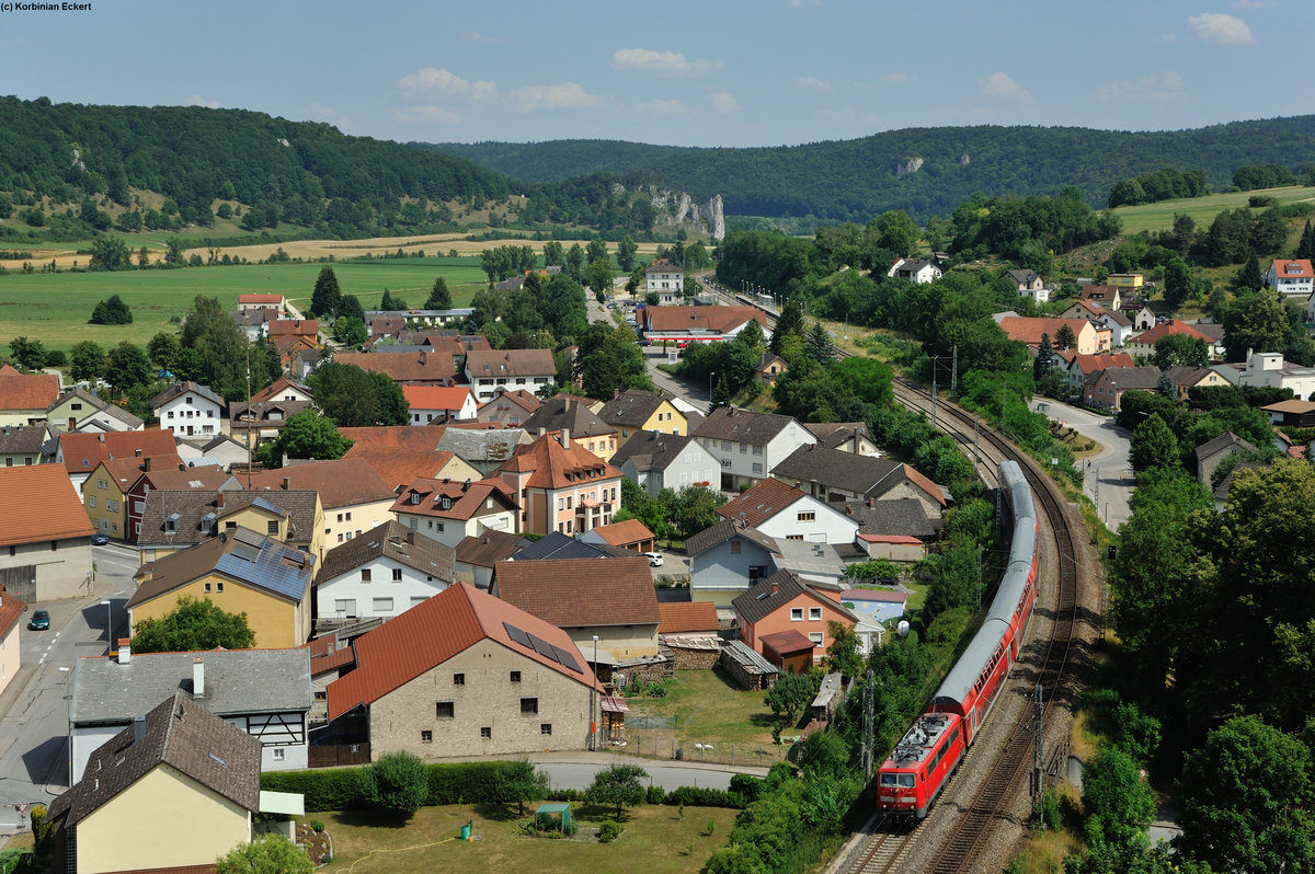 111 187-1 mit der RB59156 von München Hbf nach Nürnberg bei Dollnstein, 16.07.2015