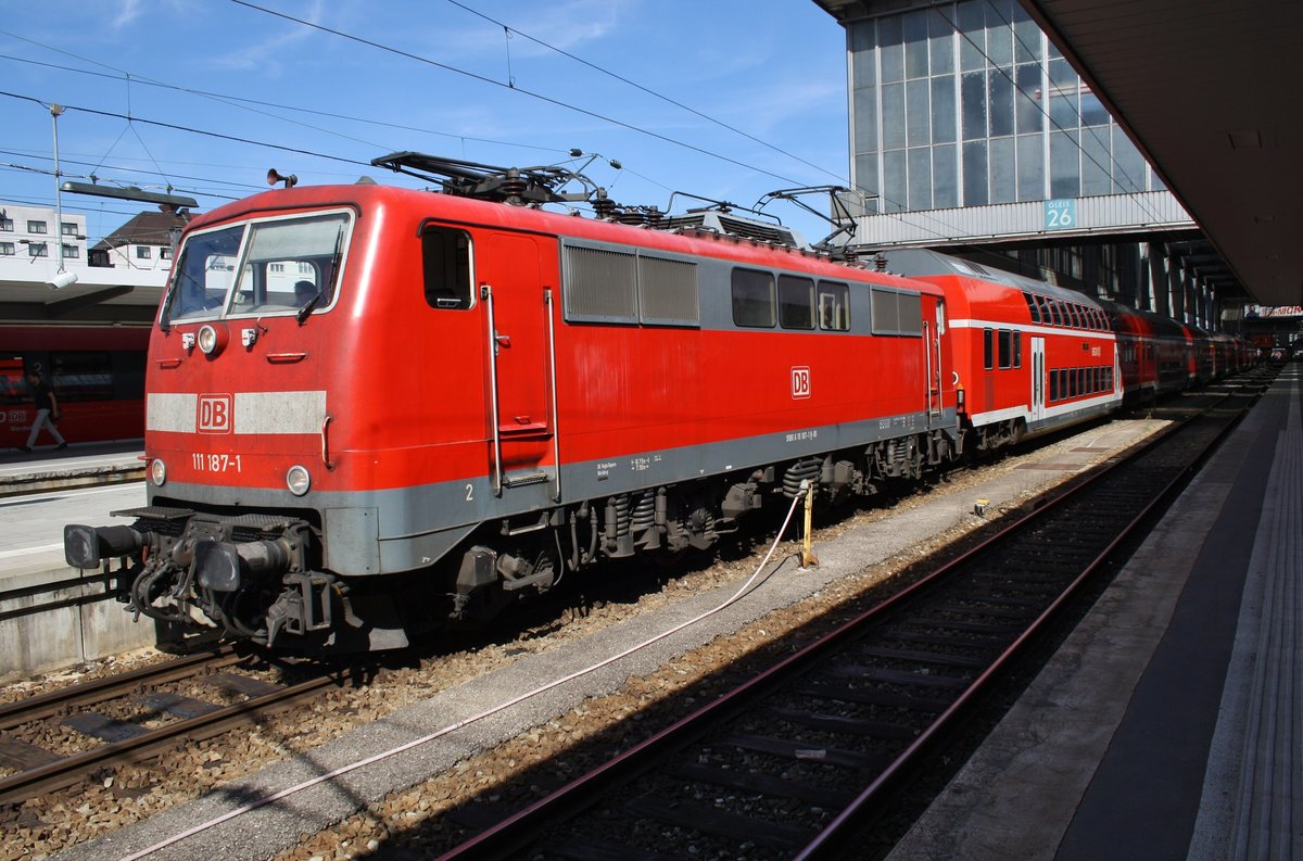 111 187-1 steht am 14.8.2017 mit dem RE4862 nach Regensburg Hauptbahnhof im Münchener Hauptbahnhof.