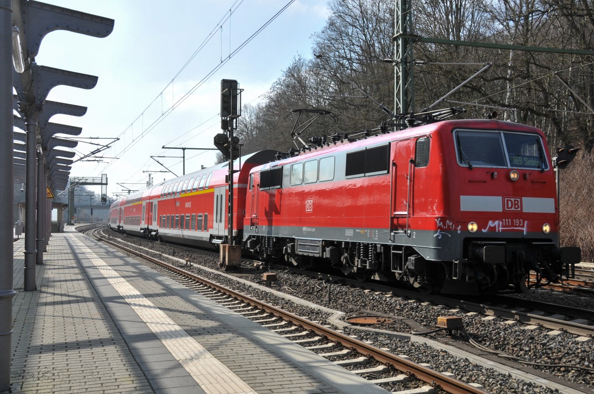 111 193 verlässt soeben mit dem RE9 den Bhf Stolberg in Richtung Köln. Aufnahme vom 12/03/2016.