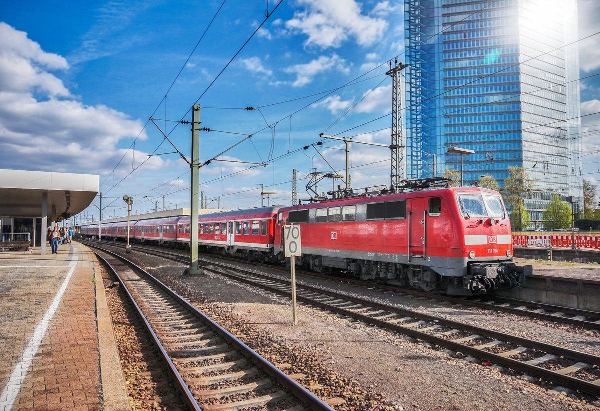 111 194-7 wartet mit dem RE 4576 in Mannheim Hbf, auf die Abfahrt nach Frankfurt (Main) hbf.
Aufgenommen am 6.4.2017.