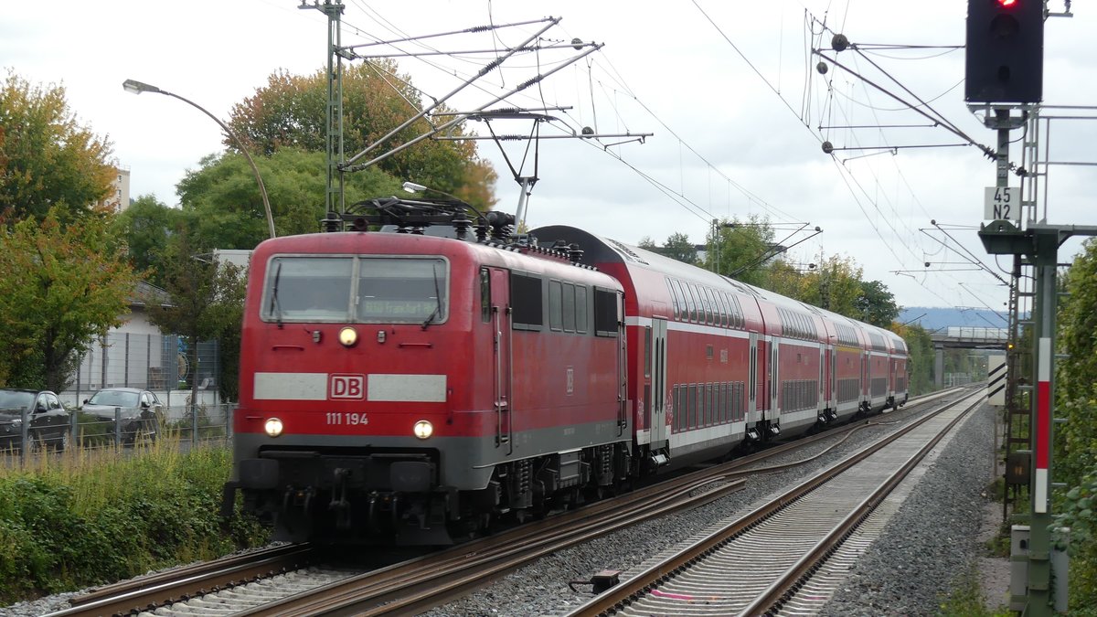 111 194 erreicht mit einem RE60 nach Frankfurt Hbf den Bahnhof Heppenheim. Aufgenommen am 6.10.2017 14:45